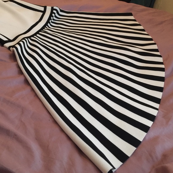 Guess - Picture 3 of 4