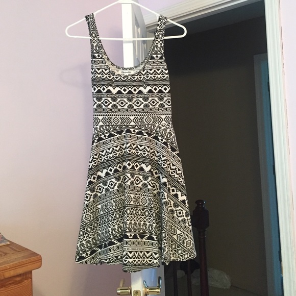 Black & white with Aztec design - Picture 1 of 1