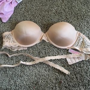 Strapless bra that comes with straps from pink.