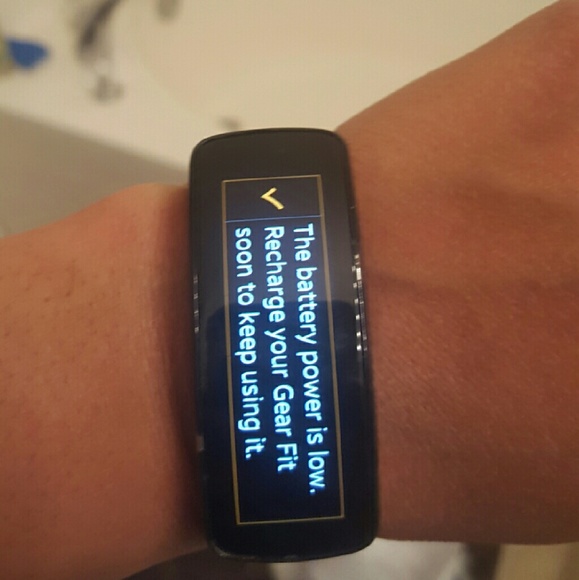 Samsung Galaxy gear fit with charger - Picture 1 of 3