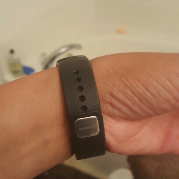 Samsung Galaxy gear fit with charger - Picture 2 of 3