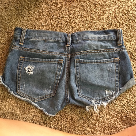 Bullhead shorts. Slouchy short. - Picture 2 of 4