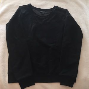 black, crew neck sweatshirt