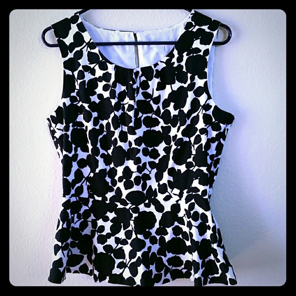 *Sale* New York & Co peplum top