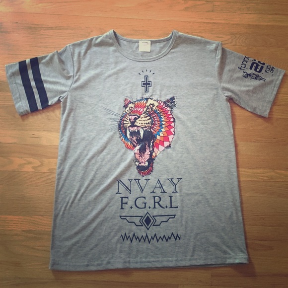 RARE Korean Graphic Tee 💗👽