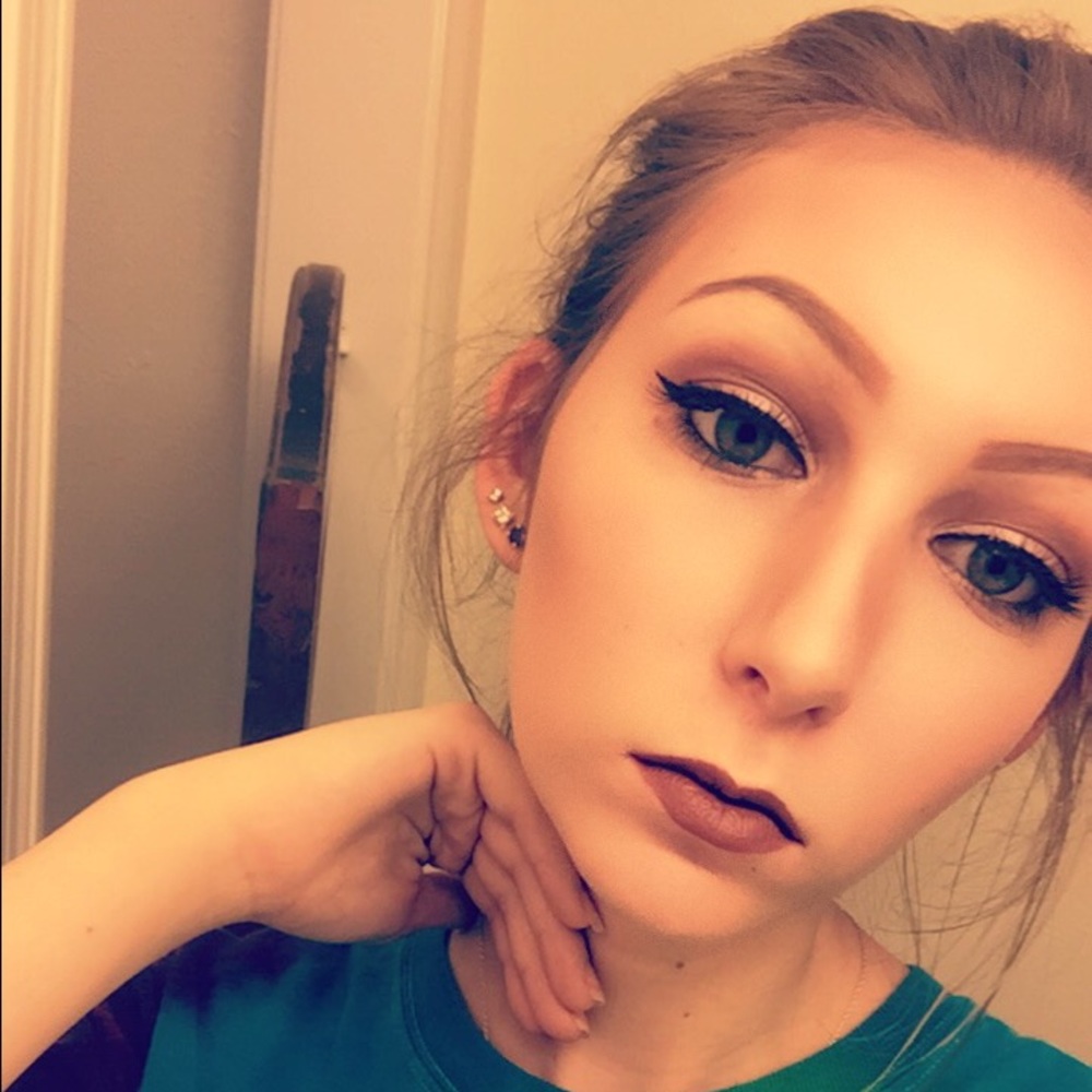 Meet your Posher, Tori.