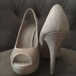 Perforated nude pumps