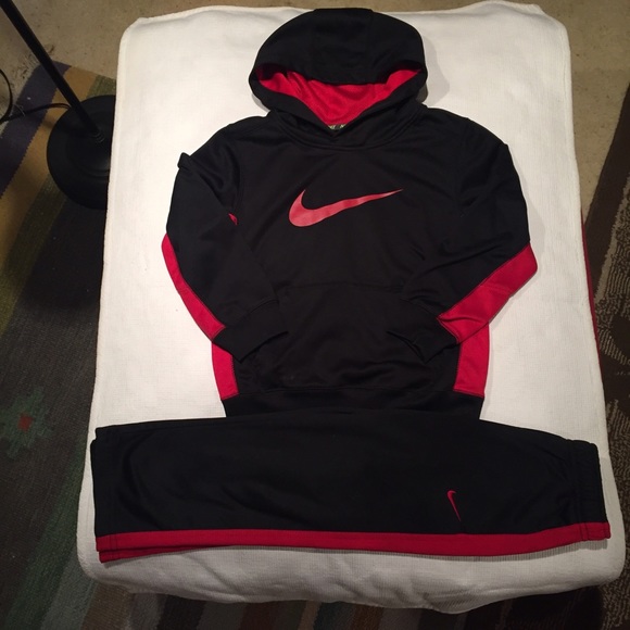 Boys Nike Therm-Fit hoodie and pants