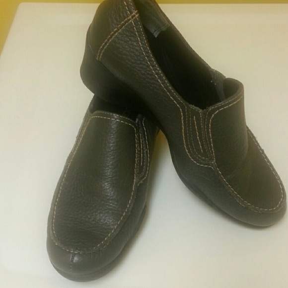 Aerosoles gray leather wedges.