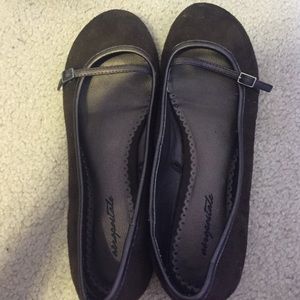 Brown Aeropostale flats.