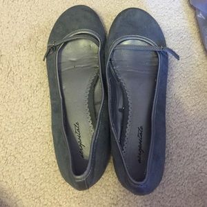 Gray Aeropostale flats.