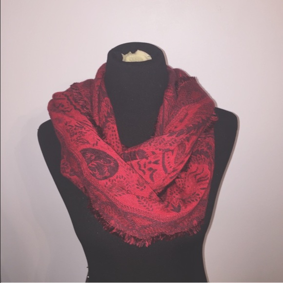 Red printed scarf - Picture 2 of 3