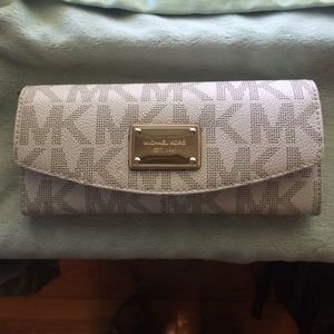Authentic Michael Kors Carryall Wallet