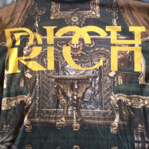This is a shirt has crown and kings on it - Picture 2 of 3