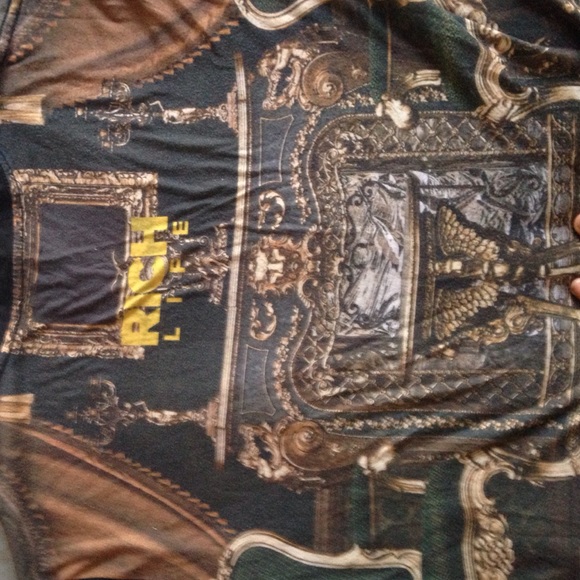 This is a shirt has crown and kings on it - Picture 3 of 3