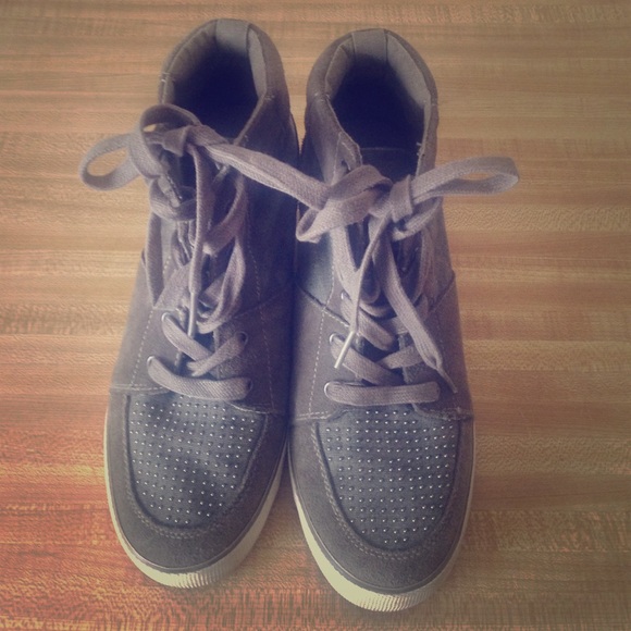 AE olive sneakers 🎉Super Sale🎉