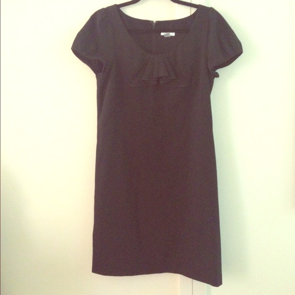 BLACK DRESS WITH RUFFLE DETAIL