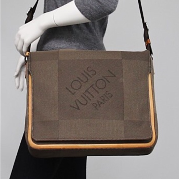 Louis Vuitton Geant Messenger bag