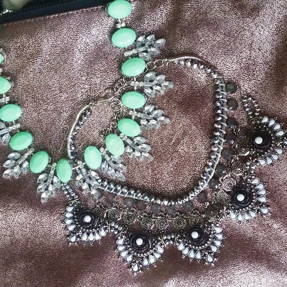 Jewelry | Dark floral collar necklace - Picture 4 of 4