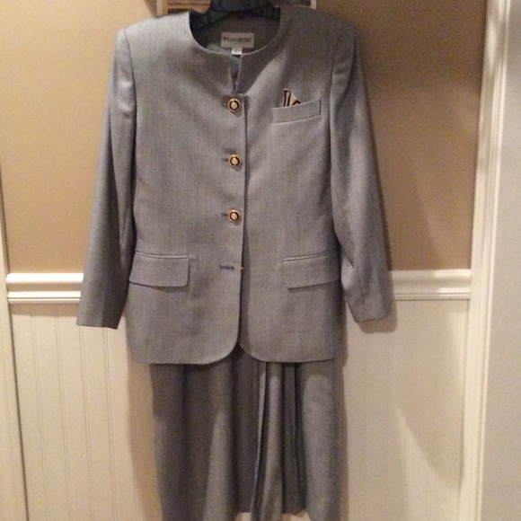 Suit - Picture 3 of 3