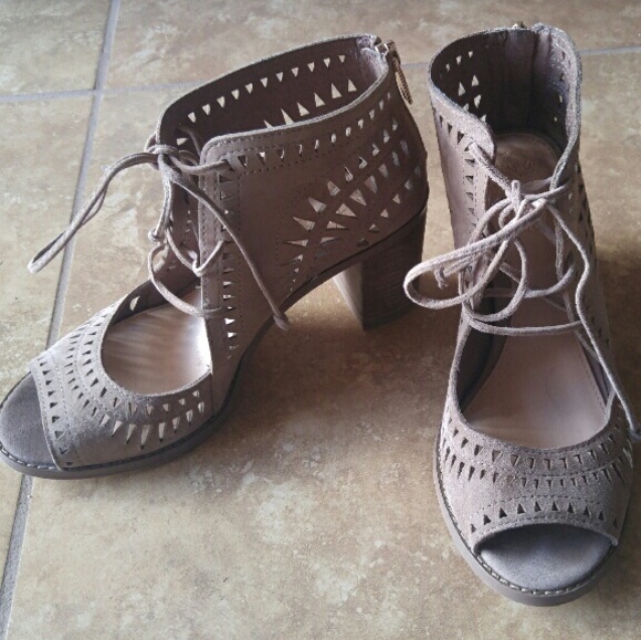 Vince Camuto lace up heel