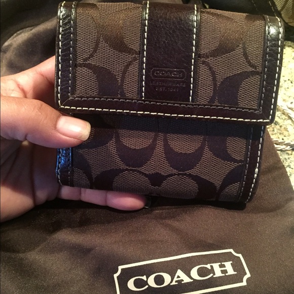 Coach wallet (authentic) - Picture 1 of 4