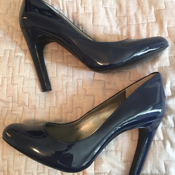 The Limited Navy pumps