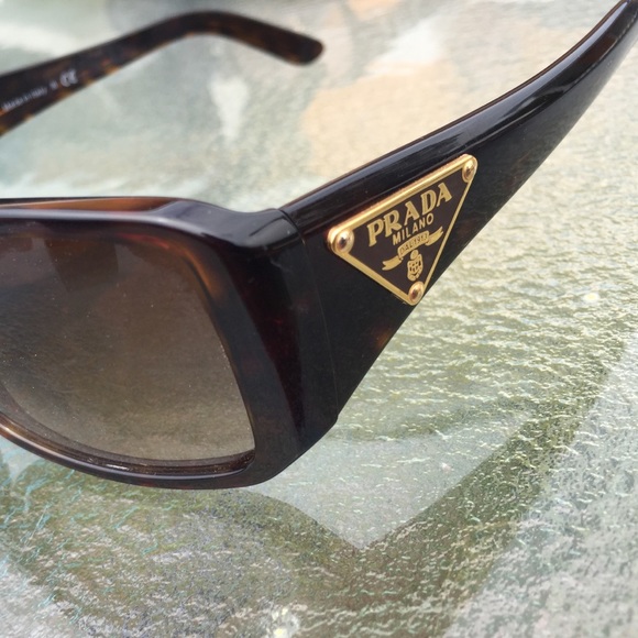 Female prada sunglasses - Picture 1 of 1