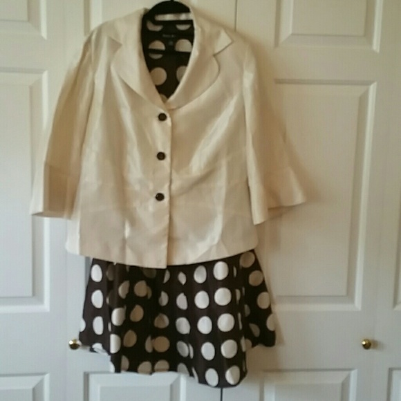 SOPHISTICATED DRESS SUIT - Picture 1 of 2