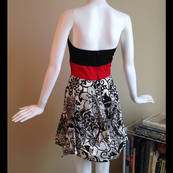 Strapless Sweetheart Neckline Dress - Picture 4 of 5
