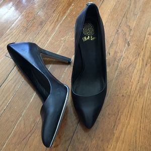 Elliot Lucca black pumps