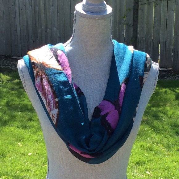 🦋 NWOT Butterflies in Motion Scarf - Picture 2 of 4