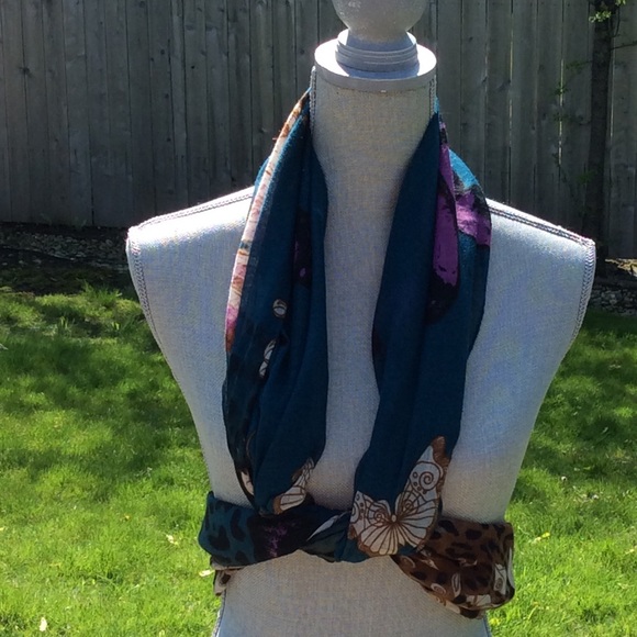 🦋 NWOT Butterflies in Motion Scarf - Picture 3 of 4
