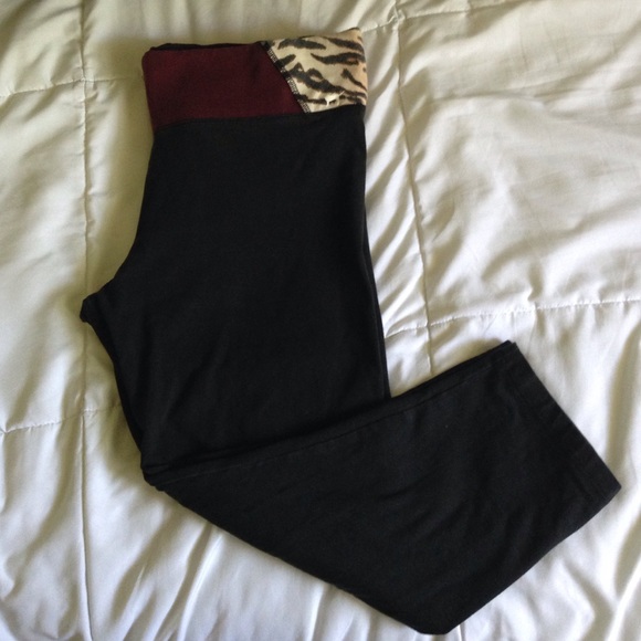 Black Vs Pink crop leggings