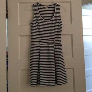 Adorable pleated navy striped dress!!