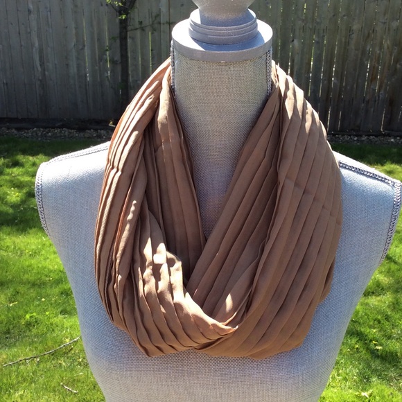 NWOT Pleated Camel Infinity Scarf - Picture 3 of 3
