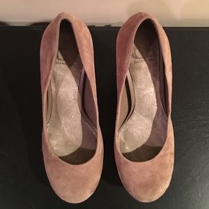 Gianni Bini Suede Pumps!