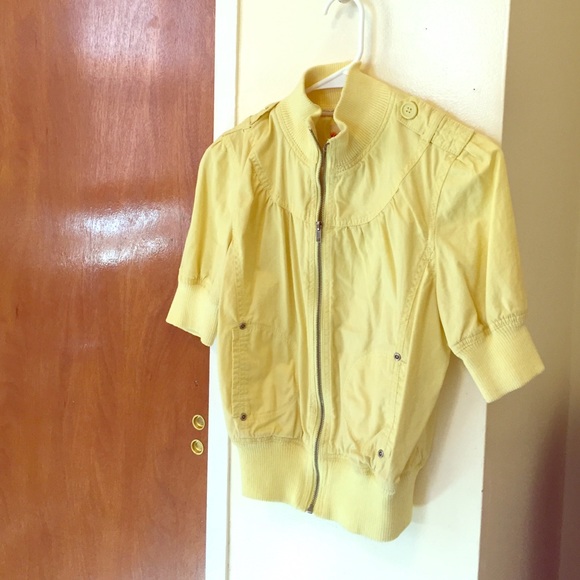 Quarter-sleeve Yellow Jacket