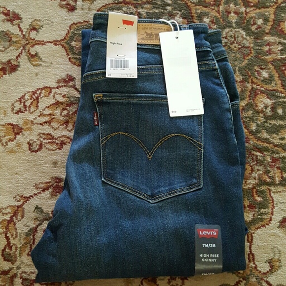 BRAND NEW HIGH RISE SKINNY LEVIS SIZE 6/28
