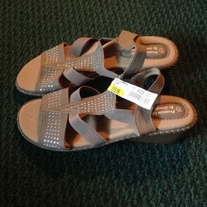Strapped casual slippers