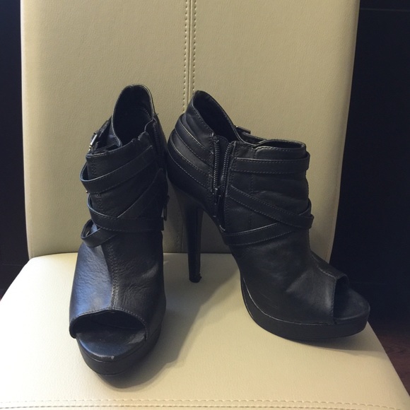 Black all year around shoe. - Picture 1 of 3