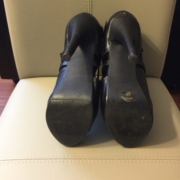 Black all year around shoe. - Picture 2 of 3