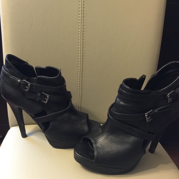 Black all year around shoe. - Picture 3 of 3