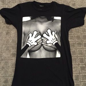 Mickey hands tee