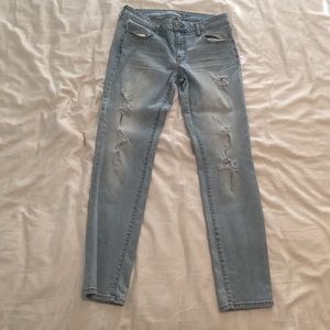 Light wash ripped American eagle jeans!