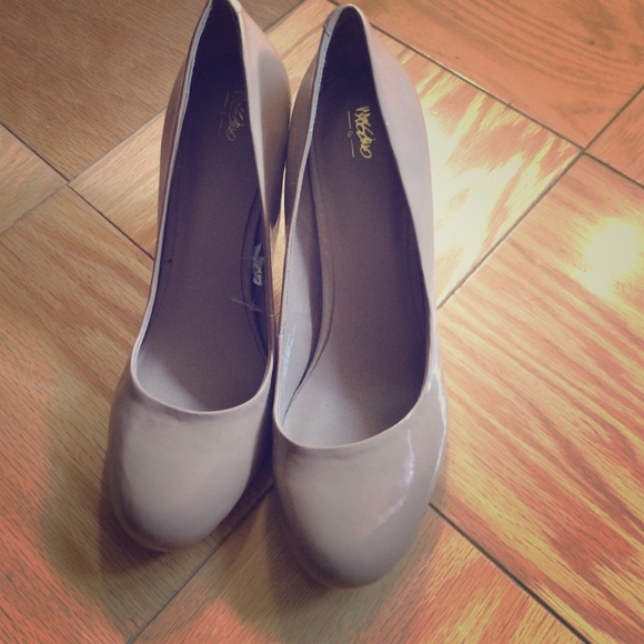 High heel patent pumps