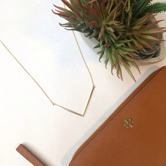 Jewelry - Chevron necklace - gold ✨HP✨