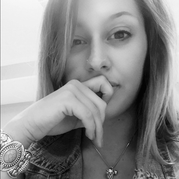Meet your Posher, Gabbie - Picture 1 of 1