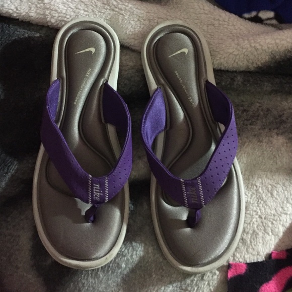 Nike cushion sandal.