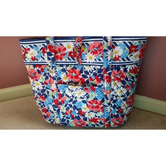 Vera Bradley XL Vera tote in Summer Cottage NWT - Picture 2 of 4